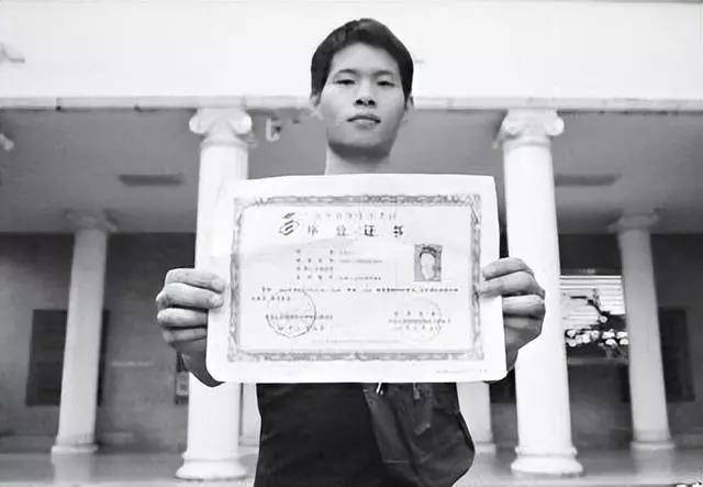 Nam sinh học ĐH danh tiếng 4 năm, khi thi tốt nghiệp mới phát hiện chưa hề trúng tuyển: Trường thông báo "chuyên ngành này đã ngừng tuyển sinh từ lâu"- Ảnh 1.