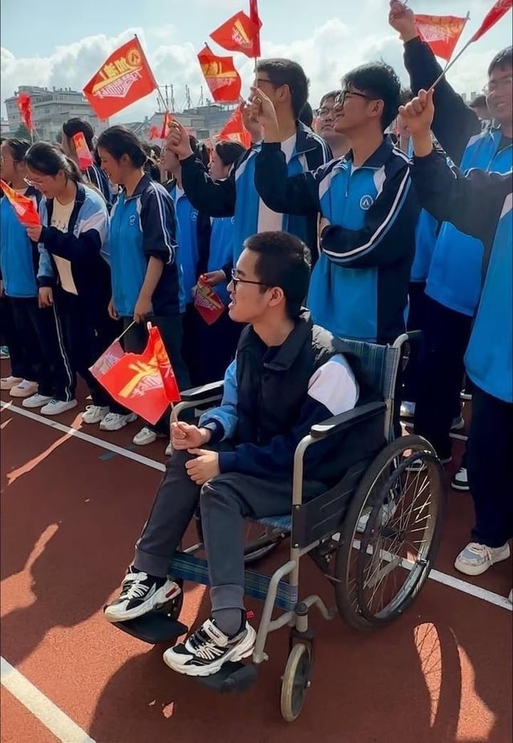 Người cha cõng con khuyết tật đi học suốt 12 năm sẽ lại cõng con vào đại học- Ảnh 3.