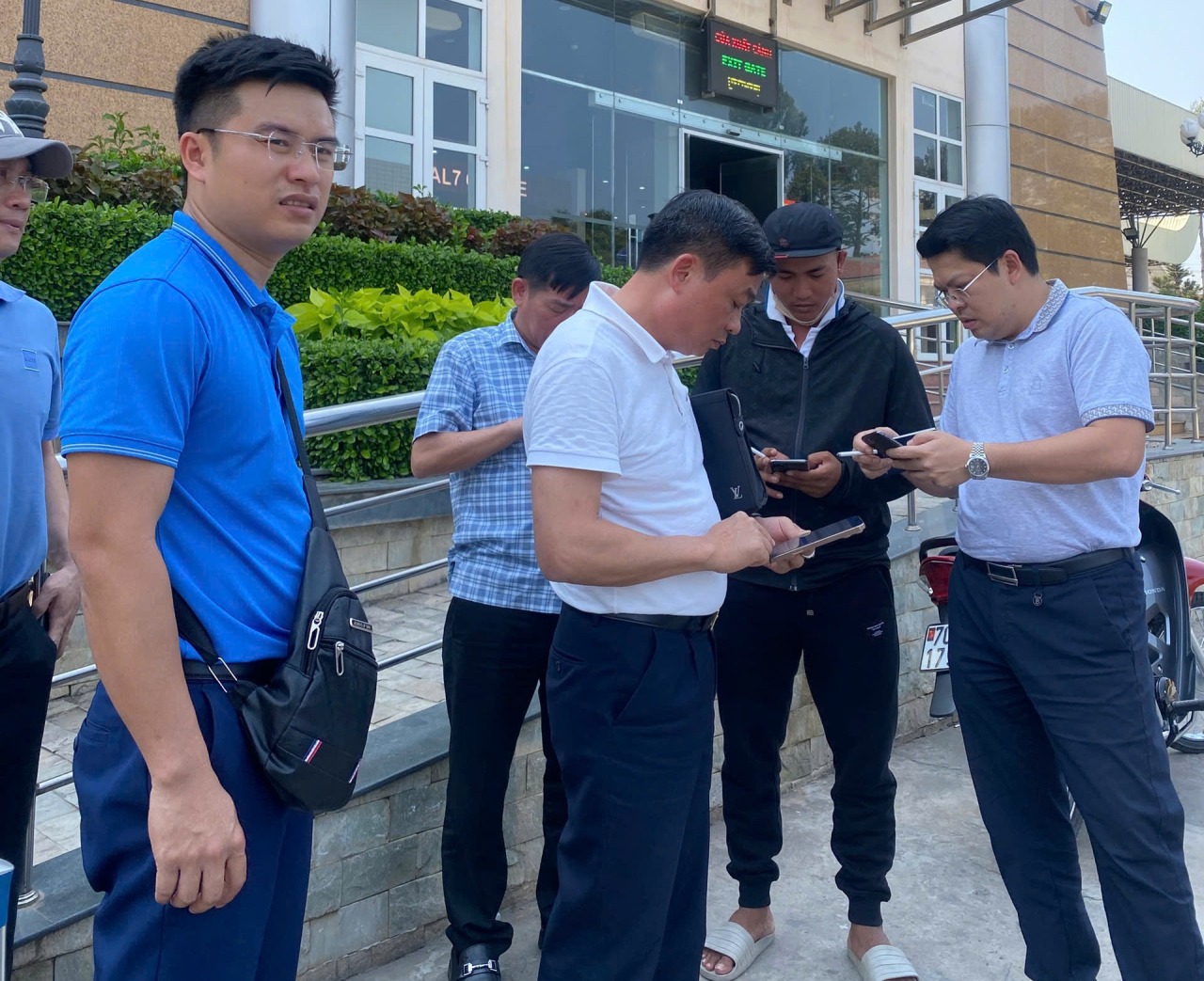 Triệt phá băng nhóm 150 tên chuyên dùng clip "nhạy cảm" tống tiền cán bộ, doanh nhân- Ảnh 4. Triệt phá băng nhóm 150 tên chuyên dùng clip "nhạy cảm" tống tiền cán bộ, doanh nhân- Ảnh 4.