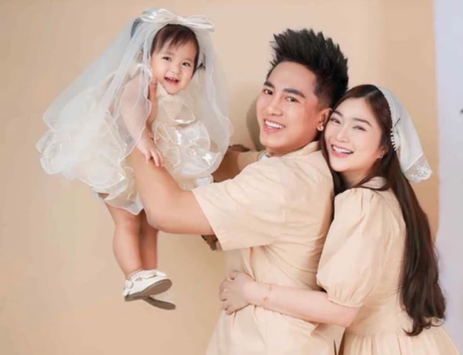 Sao Việt giấu chồng con kín bưng, vừa mới khoe loạt ảnh đã bị chê "làm lố": Xem phản ứng mới thấy dạy con rất tinh tế- Ảnh 2. Sao Việt giấu chồng con kín bưng, vừa mới khoe loạt ảnh đã bị chê "làm lố": Xem phản ứng mới thấy dạy con rất tinh tế- Ảnh 2.
