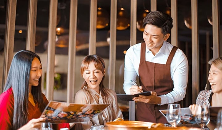 Quán thịt rán tuyển bồi bàn ‘phải có bằng đại học trở lên’ gây tranh cãi- Ảnh 1. Quán thịt rán tuyển bồi bàn ‘phải có bằng đại học trở lên’ gây tranh cãi- Ảnh 1.