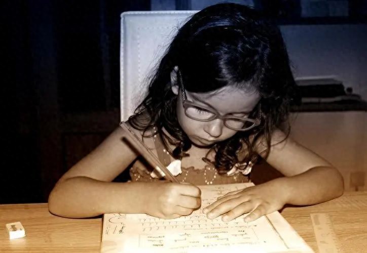 Nhìn thấy đứa trẻ chăm chỉ đừng vội khen, học sinh giỏi thật sự có 4 ĐẶC ĐIỂM sau, chăm chỉ không phải điều tiên quyết!- Ảnh 2.