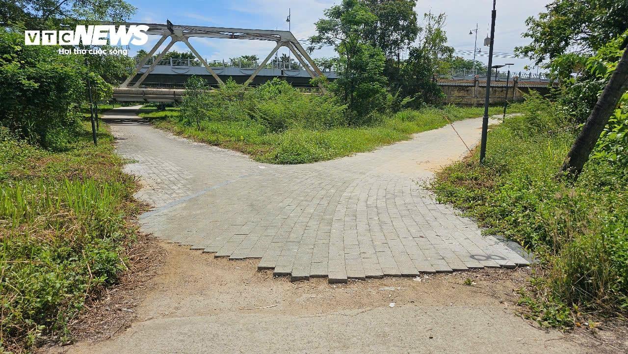 Nhếch nhác dự án chỉnh trang 'ốc đảo' được ví như 'Bạch hổ' trên sông Hương- Ảnh 3. Nhếch nhác dự án chỉnh trang 'ốc đảo' được ví như 'Bạch hổ' trên sông Hương- Ảnh 3.