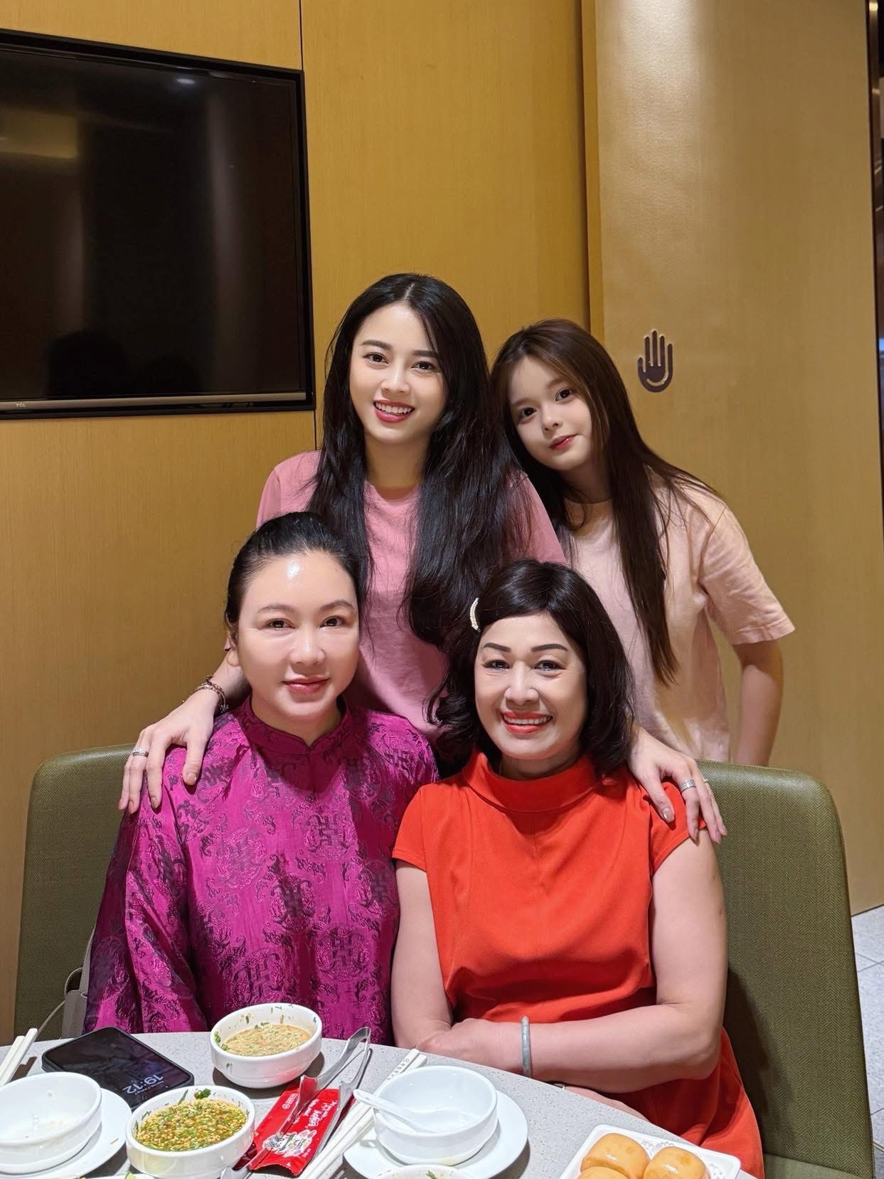 Hot mom Hằng Túi khoe ảnh 3 thế hệ gia đình, dân tình ngạc nhiên với thân thế 2 "phú bà" ngồi cạnh nhau- Ảnh 1. Hot mom Hằng Túi khoe ảnh 3 thế hệ gia đình, dân tình ngạc nhiên với thân thế 2 "phú bà" ngồi cạnh nhau- Ảnh 1.