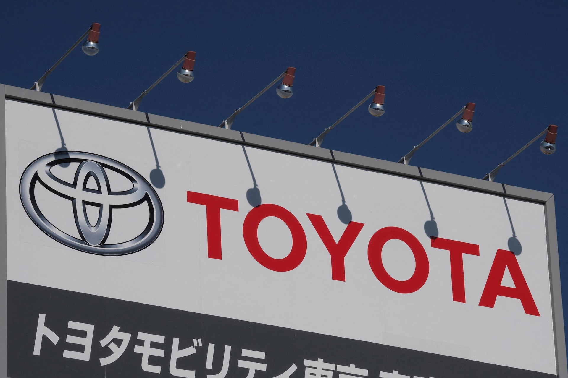 Toyota nhập xe từ Mỹ về bán tại Nhật Bản: Nước đi nghịch lý của hãng ô tô lớn nhất thế giới- Ảnh 2. Toyota nhập xe từ Mỹ về bán tại Nhật Bản: Nước đi nghịch lý của hãng ô tô lớn nhất thế giới- Ảnh 2.