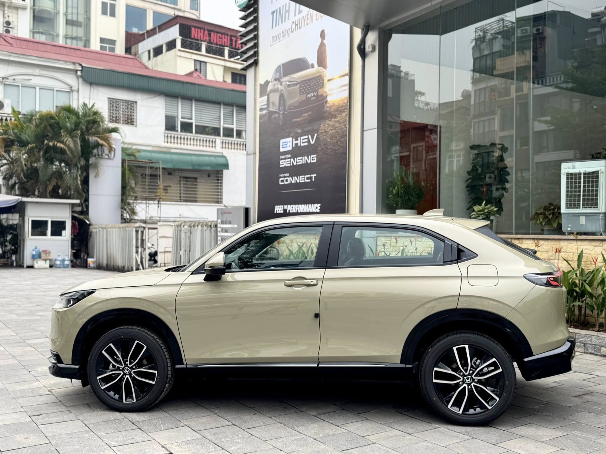 Honda HR-V giảm giá tới 45 triệu đồng tại đại lý: Bản tầm trung giảm nhiều nhất còn 705 triệu, tiệm cận Xforce, Creta bản đắt nhất- Ảnh 3. Honda HR-V giảm giá tới 45 triệu đồng tại đại lý: Bản tầm trung giảm nhiều nhất còn 705 triệu, tiệm cận Xforce, Creta bản đắt nhất- Ảnh 3.