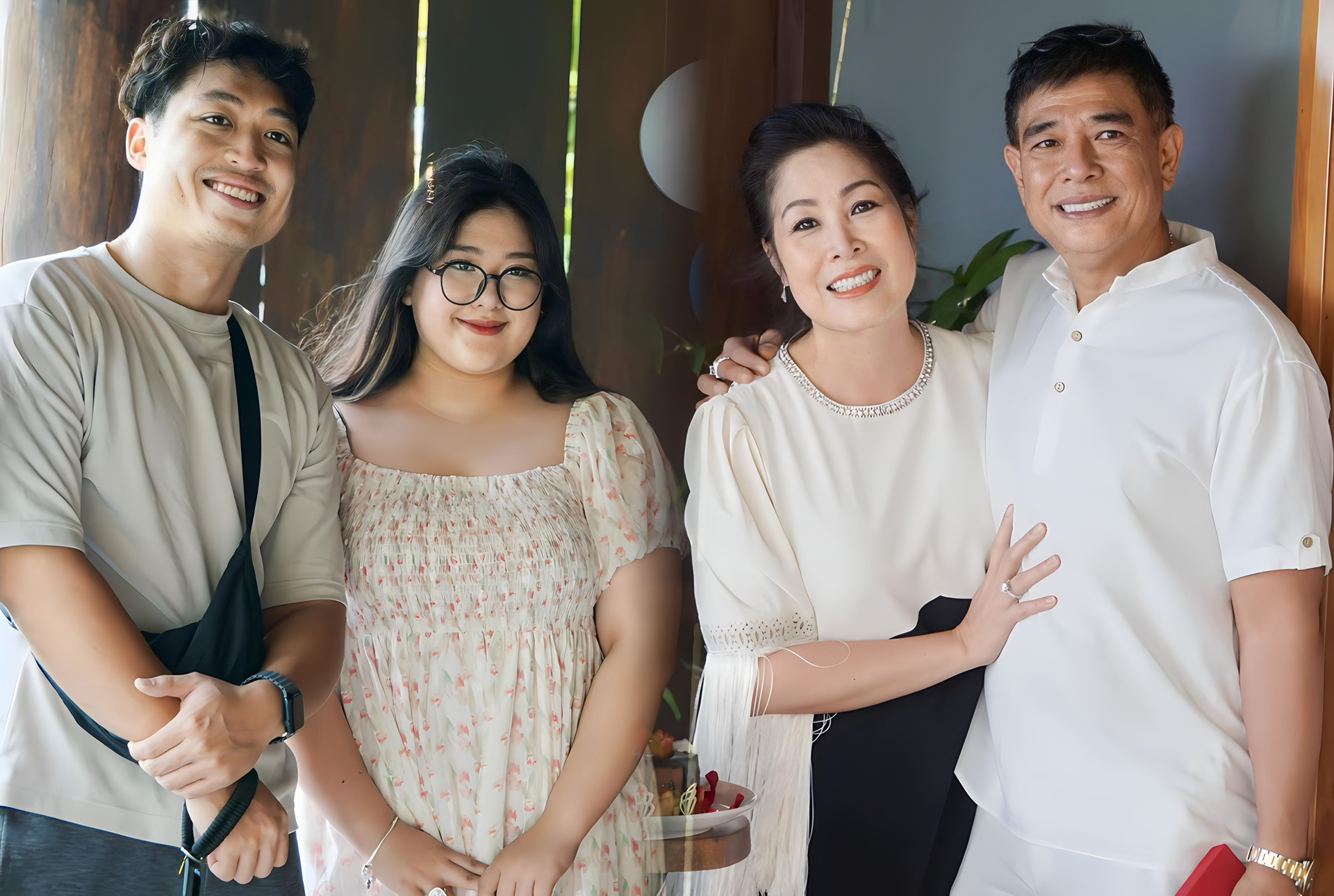 NSND có nhà phố sang trọng, biệt thự như khu du lịch, U60 hôn nhân viên mãn sau 1 lần đổ vỡ- Ảnh 6. NSND có nhà phố sang trọng, biệt thự như khu du lịch, U60 hôn nhân viên mãn sau 1 lần đổ vỡ- Ảnh 6.