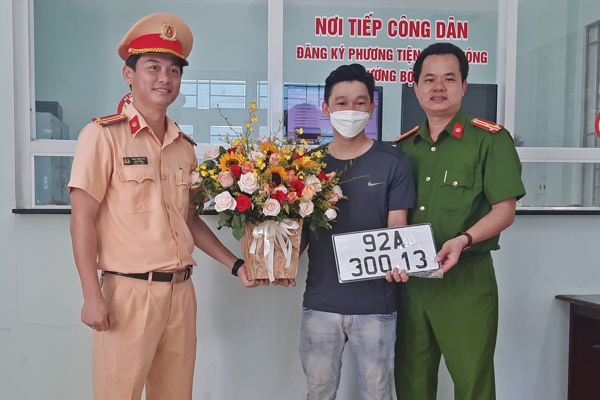 Người dân Đà Nẵng bấm ngẫu nhiên để được cấp biển số xe 92 hoặc 43- Ảnh 1. Người dân Đà Nẵng bấm ngẫu nhiên để được cấp biển số xe 92 hoặc 43- Ảnh 1.