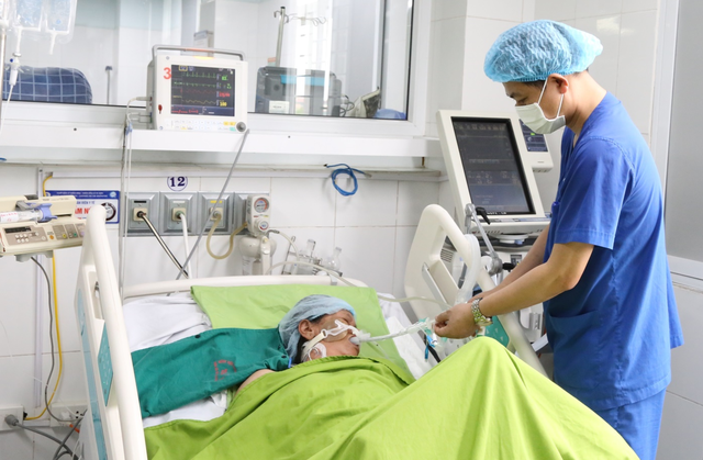 Người đàn ông sốt cao, hôn mê sâu do nắng nóng: Bác sĩ cảnh báo nguy cơ sốc nhiệt- Ảnh 1.