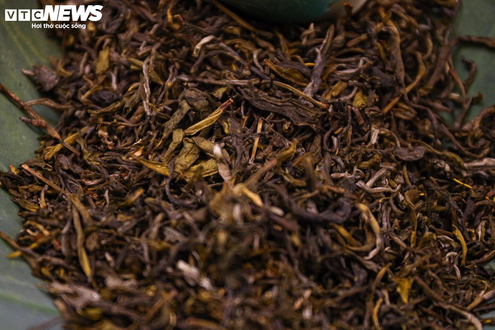 Loại trà đắt đỏ nhất Hà Nội, giá hơn 10 triệu đồng/kg được chế biến thế nào?- Ảnh 12.