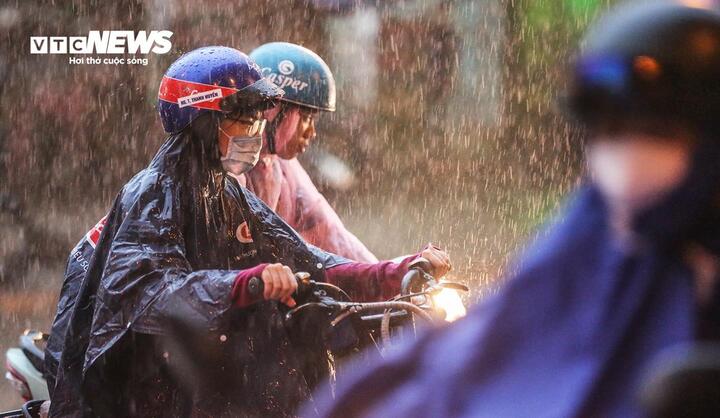 Miền Bắc đón đợt mưa lớn kéo dài 3 ngày- Ảnh 1.