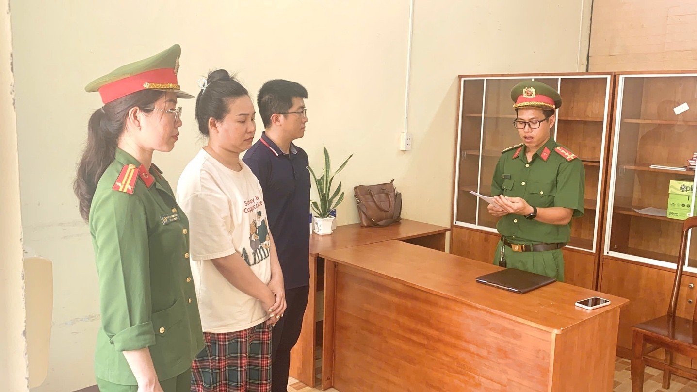 Bắt một nữ nhân viên công ty giao hàng sau hơn 5 năm lẩn trốn- Ảnh 1. Bắt một nữ nhân viên công ty giao hàng sau hơn 5 năm lẩn trốn- Ảnh 1.