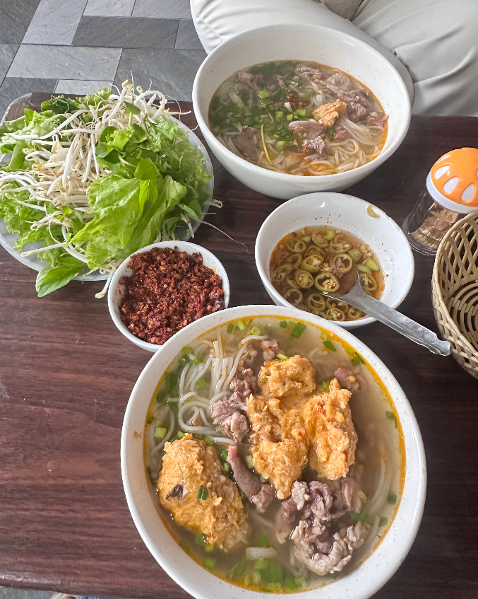Đi ăn “Di sản văn hóa phi vật thể Quốc Gia” ở 5 địa điểm chuẩn gu dân bản địa, topping đặc biệt chỉ ở Huế mới có- Ảnh 8. Đi ăn “Di sản văn hóa phi vật thể Quốc Gia” ở 5 địa điểm chuẩn gu dân bản địa, topping đặc biệt chỉ ở Huế mới có- Ảnh 8.