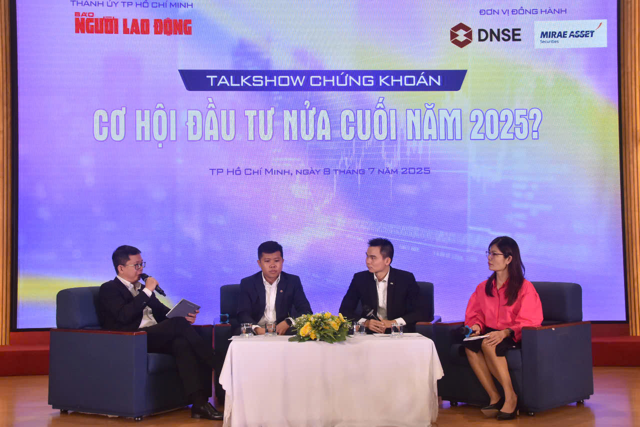 Tiền ồ ạt chảy vào chứng khoán, mua cổ phiếu nào "đón sóng" 1.500 điểm?- Ảnh 1. Tiền ồ ạt chảy vào chứng khoán, mua cổ phiếu nào "đón sóng" 1.500 điểm?- Ảnh 1.