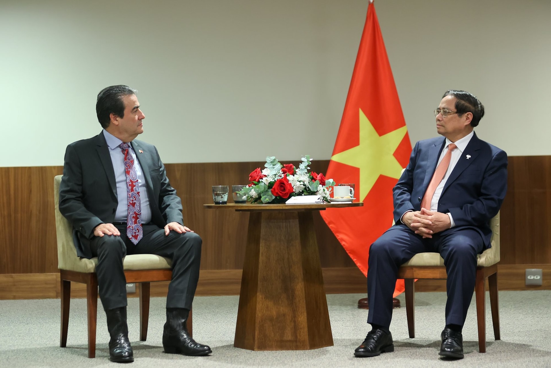 Thủ tướng mong muốn một sản phẩm "make in Vietnam" sẽ phủ sóng ở đất nước hơn 200 triệu dân- Ảnh 2. Thủ tướng mong muốn một sản phẩm "make in Vietnam" sẽ phủ sóng ở đất nước hơn 200 triệu dân- Ảnh 2.