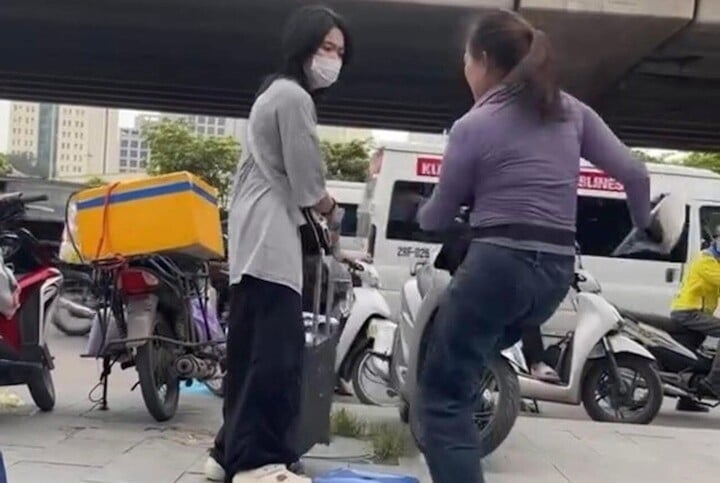 Người bán trà đá đuổi cô gái đứng trên vỉa hè Hà Nội bị phạt 2,5 triệu- Ảnh 1. Người bán trà đá đuổi cô gái đứng trên vỉa hè Hà Nội bị phạt 2,5 triệu- Ảnh 1.