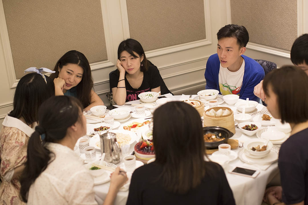 Đi họp lớp, tôi nói vẫn ở nhà thuê, còn các bạn khoe sở hữu hàng loạt bất động: Về đến nhà, tôi đơ người vì 1 dòng tin nhắn cả đời không thể quên- Ảnh 1.