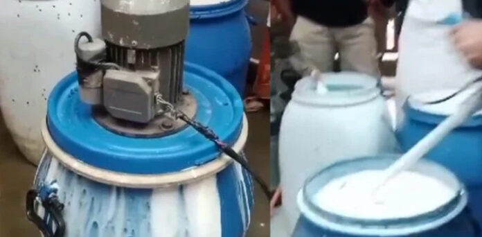 Nhận tin mật rồi đột kích xưởng sản xuất quy mô lớn: Cảnh sát triệt phá đường dây pha 9.000 lít sữa giả bằng 750kg hóa chất- Ảnh 1. Nhận tin mật rồi đột kích xưởng sản xuất quy mô lớn: Cảnh sát triệt phá đường dây pha 9.000 lít sữa giả bằng 750kg hóa chất- Ảnh 1.