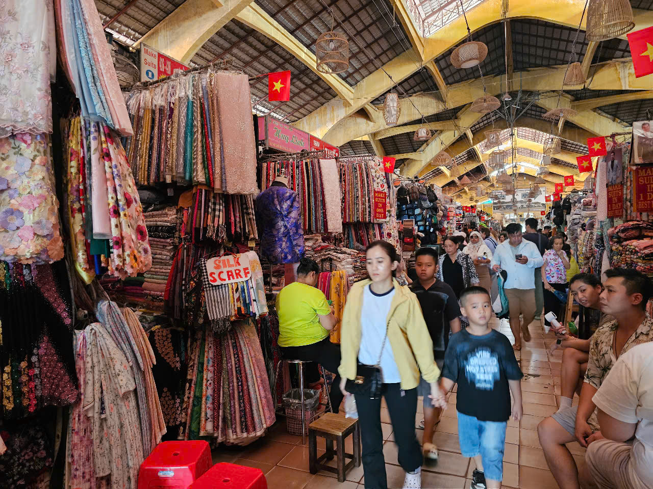 Nhiều tiểu thương ở Saigon Square vẫn tiếp tục đóng cửa sạp, nghỉ bán- Ảnh 3. Nhiều tiểu thương ở Saigon Square vẫn tiếp tục đóng cửa sạp, nghỉ bán- Ảnh 3.