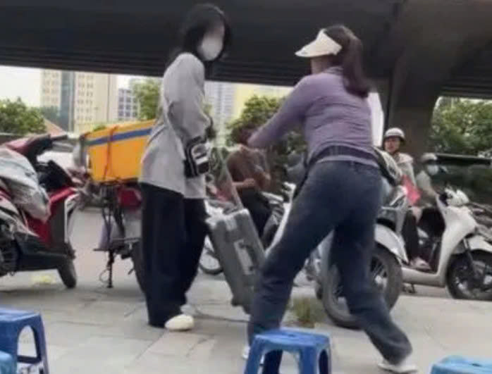 Vụ bà bán trà đá đuổi cô gái khỏi vỉa hè: Không thể có chuyện vỉa hè là “của riêng” của ai!- Ảnh 1. Vụ bà bán trà đá đuổi cô gái khỏi vỉa hè: Không thể có chuyện vỉa hè là “của riêng” của ai!- Ảnh 1.