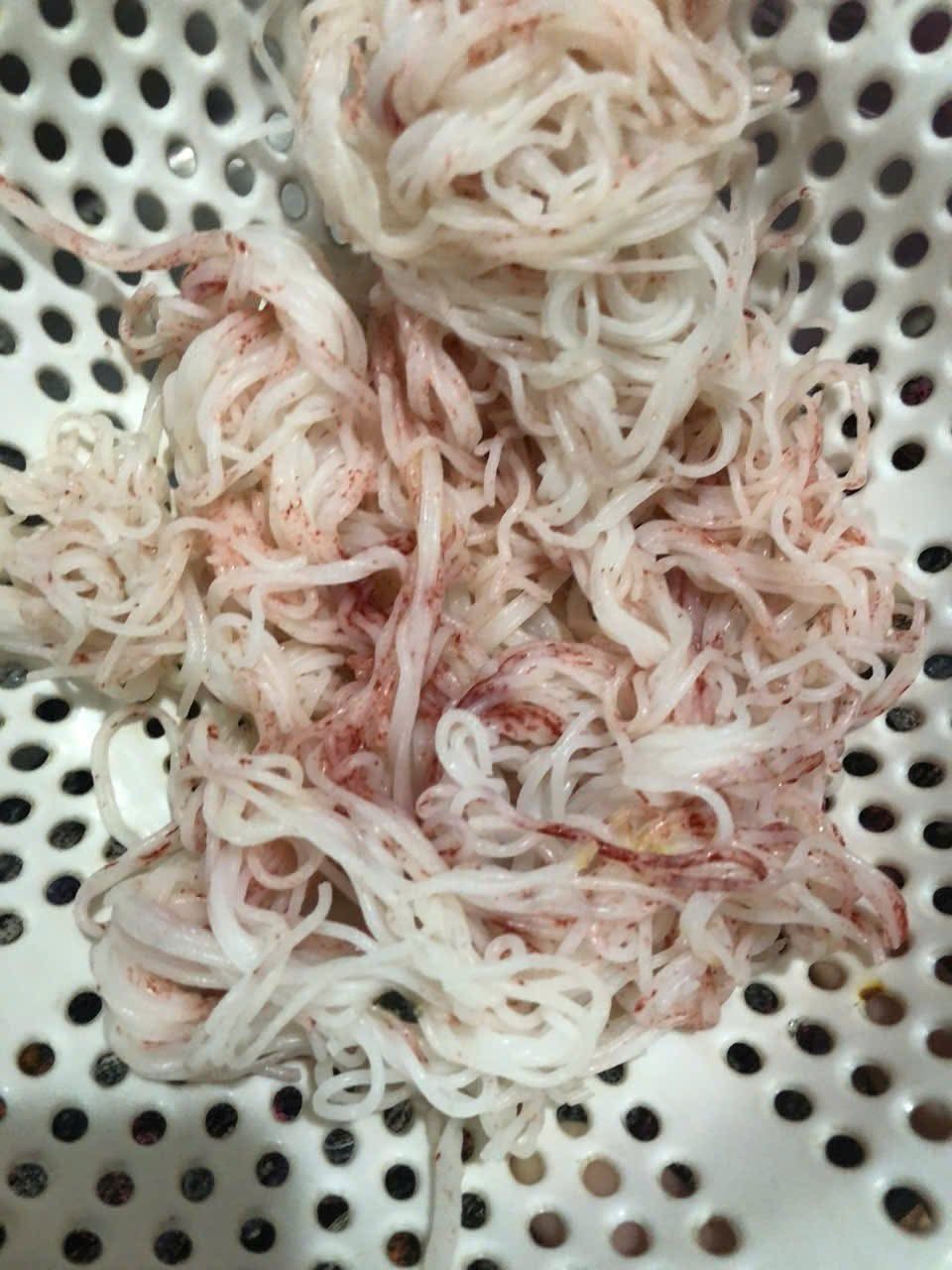 Vụ bún đổi sang màu đỏ sau vài tiếng: Thông tin bất ngờ về cơ sở sản xuất- Ảnh 2. Vụ bún đổi sang màu đỏ sau vài tiếng: Thông tin bất ngờ về cơ sở sản xuất- Ảnh 2.