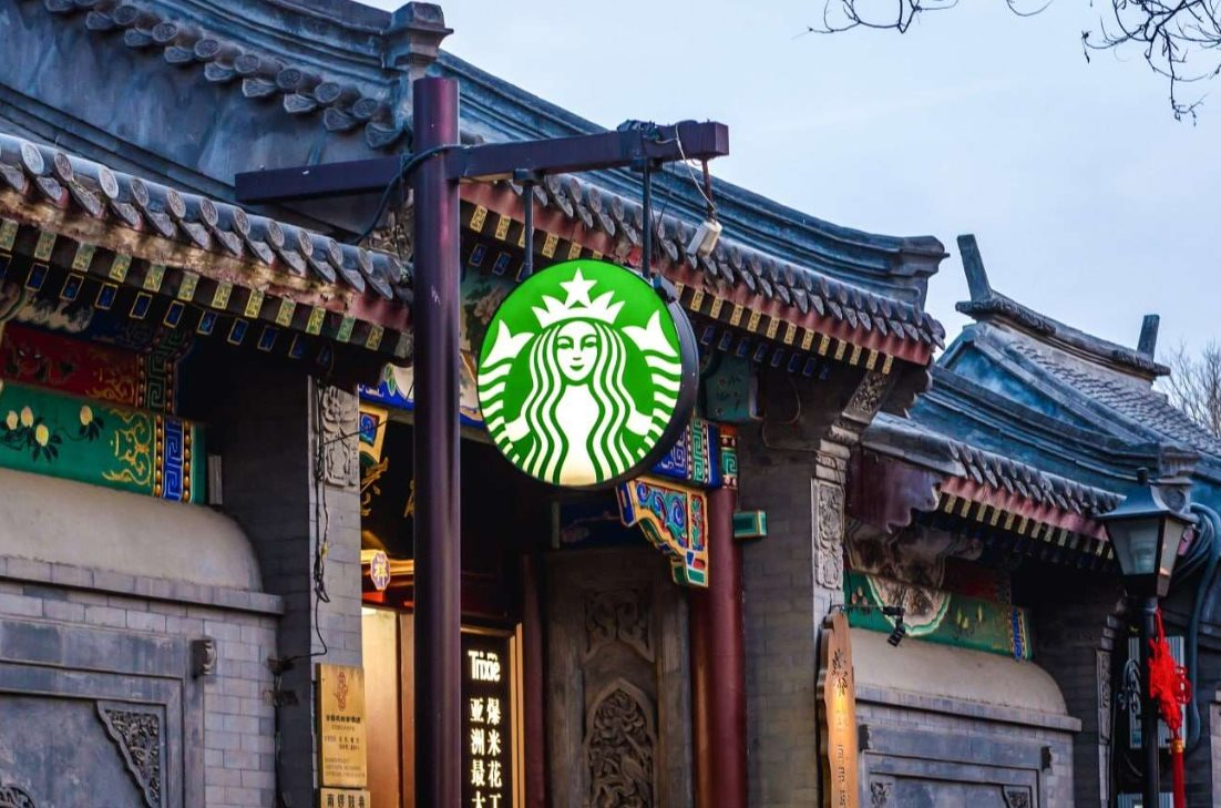 Starbucks sắp bán hoạt động kinh doanh ở một nước châu Á, dự thu về 10 tỷ USD: Vị đắng của một giấc mơ toàn cầu- Ảnh 1. Starbucks sắp bán hoạt động kinh doanh ở một nước châu Á, dự thu về 10 tỷ USD: Vị đắng của một giấc mơ toàn cầu- Ảnh 1.