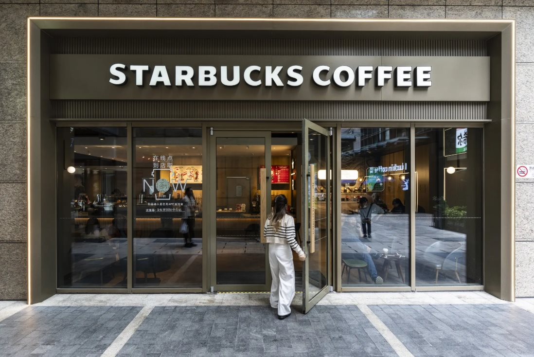 Starbucks sắp bán hoạt động kinh doanh ở một nước châu Á, dự thu về 10 tỷ USD: Vị đắng của một giấc mơ toàn cầu- Ảnh 3. Starbucks sắp bán hoạt động kinh doanh ở một nước châu Á, dự thu về 10 tỷ USD: Vị đắng của một giấc mơ toàn cầu- Ảnh 3.