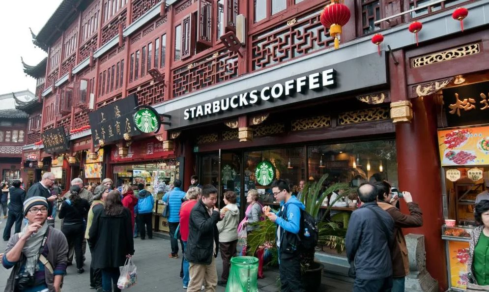 Starbucks sắp bán hoạt động kinh doanh ở một nước châu Á, dự thu về 10 tỷ USD: Vị đắng của một giấc mơ toàn cầu- Ảnh 2. Starbucks sắp bán hoạt động kinh doanh ở một nước châu Á, dự thu về 10 tỷ USD: Vị đắng của một giấc mơ toàn cầu- Ảnh 2.
