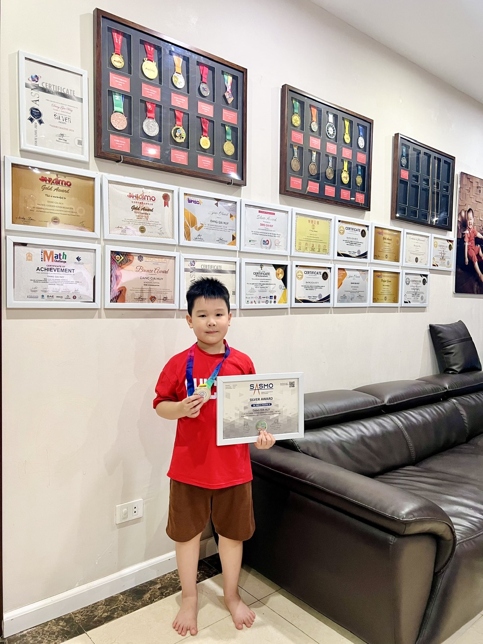 Cậu bé Hà Nội đạt hàng loạt Huy chương, Học bổng dù CHƯA VÀO LỚP 1: Bố tiết lộ lịch học bất ngờ, nói thẳng về tranh cãi trên MXH- Ảnh 4. Cậu bé Hà Nội đạt hàng loạt Huy chương, Học bổng dù CHƯA VÀO LỚP 1: Bố tiết lộ lịch học bất ngờ, nói thẳng về tranh cãi trên MXH- Ảnh 4.