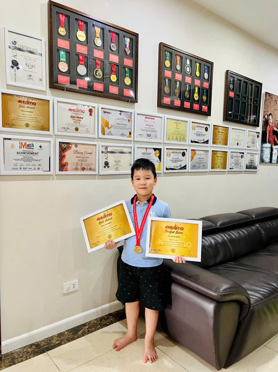 Cậu bé Hà Nội đạt hàng loạt Huy chương, Học bổng dù CHƯA VÀO LỚP 1: Bố tiết lộ lịch học bất ngờ, nói thẳng về tranh cãi trên MXH- Ảnh 3. Cậu bé Hà Nội đạt hàng loạt Huy chương, Học bổng dù CHƯA VÀO LỚP 1: Bố tiết lộ lịch học bất ngờ, nói thẳng về tranh cãi trên MXH- Ảnh 3.