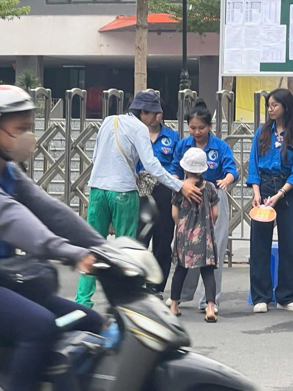 Nam sinh dắt em gái đi thi vào lớp 10 gây sốt MXH: Bất ngờ với thông tin vừa được hé lộ!- Ảnh 3. Nam sinh dắt em gái đi thi vào lớp 10 gây sốt MXH: Bất ngờ với thông tin vừa được hé lộ!- Ảnh 3.