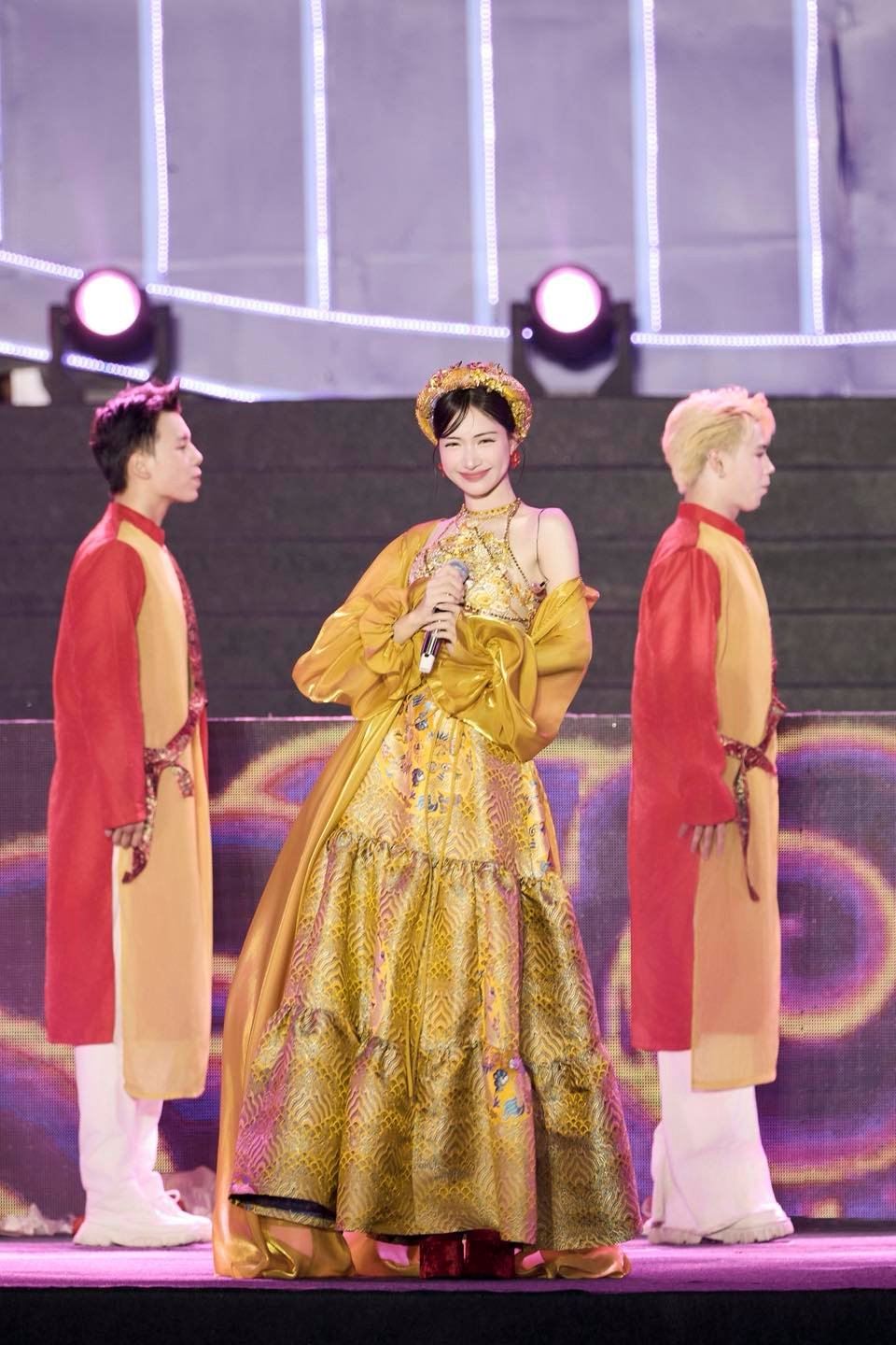 Tổng đạo diễn “concert tỉnh Bắc Ninh” tiết lộ chuyện “làm liều” với bản hit 200 triệu view của Hoà Minzy: “Nghĩ lại tôi vẫn thót tim”- Ảnh 5. Tổng đạo diễn “concert tỉnh Bắc Ninh” tiết lộ chuyện “làm liều” với bản hit 200 triệu view của Hoà Minzy: “Nghĩ lại tôi vẫn thót tim”- Ảnh 5.