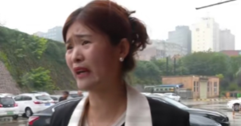 Phơi đồ nhặt được vòng vàng rơi ra từ túi áo, mang đi bán thì chủ cửa hàng khẳng định: Chúng tôi sẽ kiện bà!- Ảnh 2. Phơi đồ nhặt được vòng vàng rơi ra từ túi áo, mang đi bán thì chủ cửa hàng khẳng định: Chúng tôi sẽ kiện bà!- Ảnh 2.