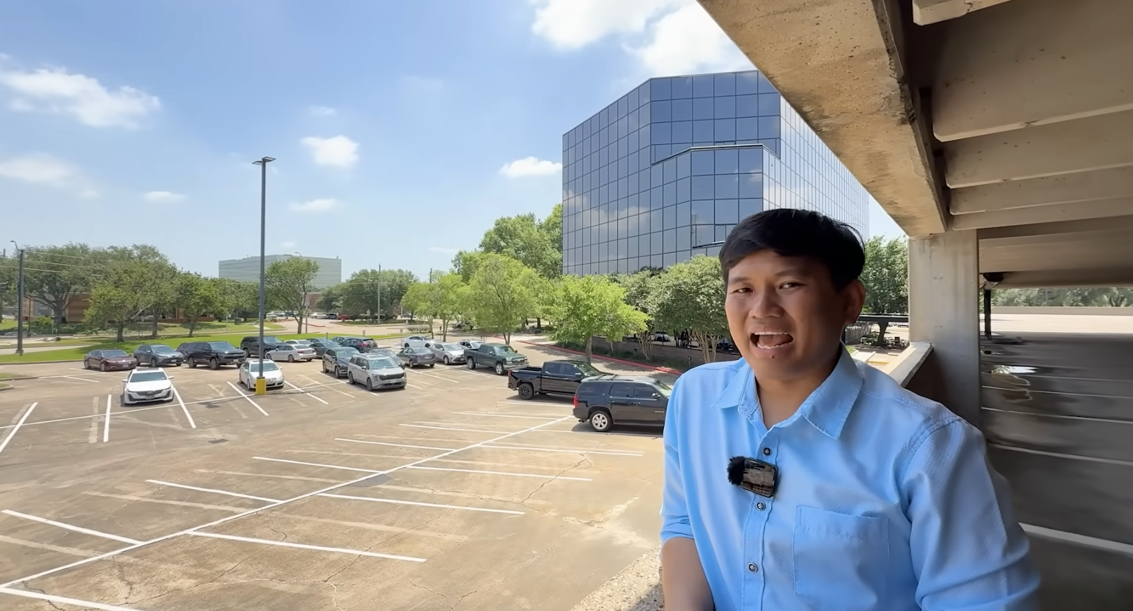 Triệu phú Vương Phạm chi nghìn tỷ mua 1 toà cao ốc ở Mỹ, đem xe tăng đến kiểm tra chất lượng đường xá- Ảnh 1. Triệu phú Vương Phạm chi nghìn tỷ mua 1 toà cao ốc ở Mỹ, đem xe tăng đến kiểm tra chất lượng đường xá- Ảnh 1.
