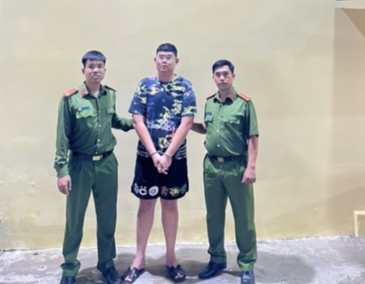 Công an TP HCM truy nã Huỳnh Xuân Vấn trong vụ Khanh Supper lừa đảo- Ảnh 2. Công an TP HCM truy nã Huỳnh Xuân Vấn trong vụ Khanh Supper lừa đảo- Ảnh 2.