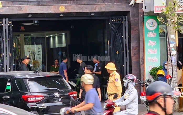 Sau Tuấn "thần đèn", Vi "ngộ", cảnh sát khám nhà một trùm giang hồ xứ Thanh M. "gỗ"- Ảnh 1. Sau Tuấn "thần đèn", Vi "ngộ", cảnh sát khám nhà một trùm giang hồ xứ Thanh M. "gỗ"- Ảnh 1.