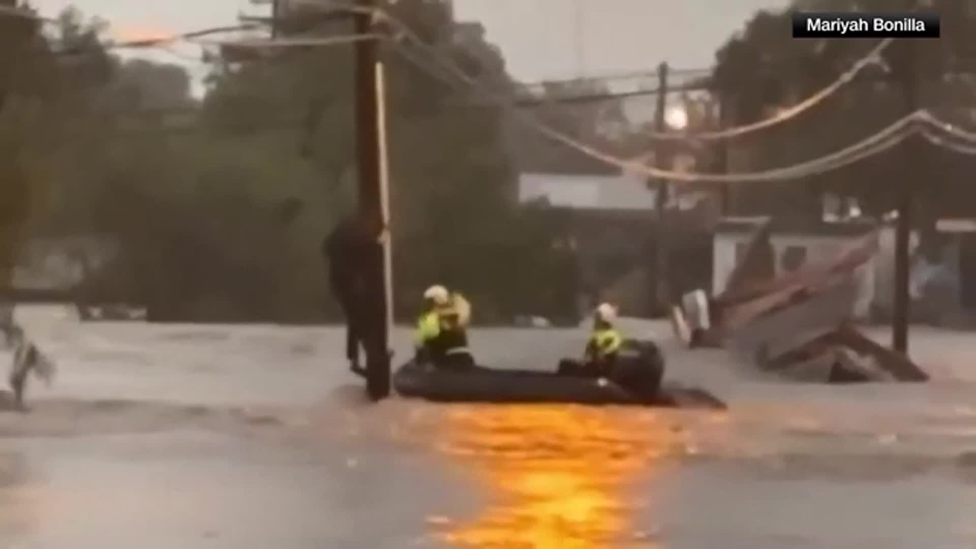 Những cách sống sót không tưởng nhất trong trận lũ quét lịch sử ở Texas: Đang nằm ngủ thì dòng nước cuốn trôi tất cả- Ảnh 3. Những cách sống sót không tưởng nhất trong trận lũ quét lịch sử ở Texas: Đang nằm ngủ thì dòng nước cuốn trôi tất cả- Ảnh 3.