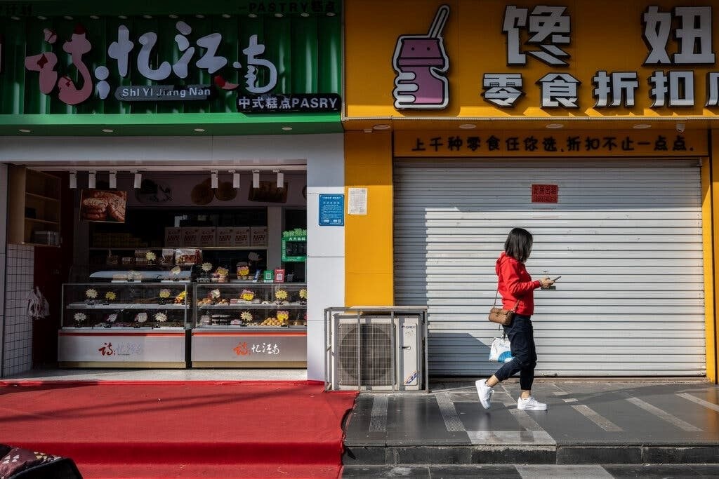 Nợ ngập đầu, người khổ sở, kẻ đua nhau lên mạng ‘khoe’ để biến nguy thành cơ: Hé lộ mảng tối trong hệ thống tài chính của nền kinh tế lớn thứ 2 thế giới- Ảnh 5. Nợ ngập đầu, người khổ sở, kẻ đua nhau lên mạng ‘khoe’ để biến nguy thành cơ: Hé lộ mảng tối trong hệ thống tài chính của nền kinh tế lớn thứ 2 thế giới- Ảnh 5.