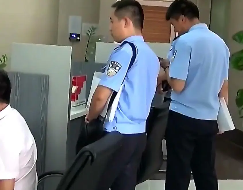 Mất hơn 2,3 tỷ sau 5 giao dịch lạ trong 20 phút, chủ tài khoản cầu cứu bất thành: Ngân hàng đáp gọn lỏn "Không liên quan"- Ảnh 3. Mất hơn 2,3 tỷ sau 5 giao dịch lạ trong 20 phút, chủ tài khoản cầu cứu bất thành: Ngân hàng đáp gọn lỏn "Không liên quan"- Ảnh 3.