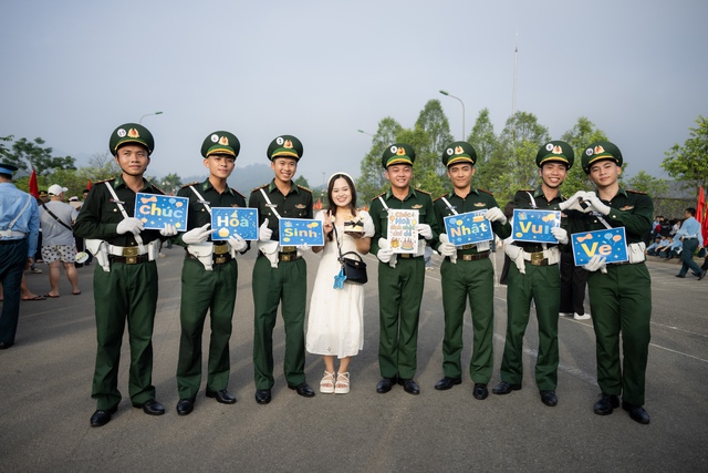 Những khoảnh khắc đẹp nhất trong buổi hợp luyện diễu binh sáng 9/7: Một cô gái được các chiến sĩ mừng sinh nhật theo cách đặc biệt!- Ảnh 29.