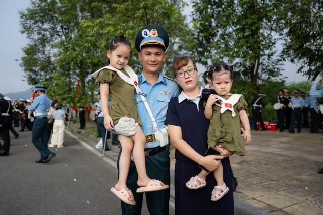 Những khoảnh khắc đẹp nhất trong buổi hợp luyện diễu binh sáng 9/7: Một cô gái được các chiến sĩ mừng sinh nhật theo cách đặc biệt!- Ảnh 31.