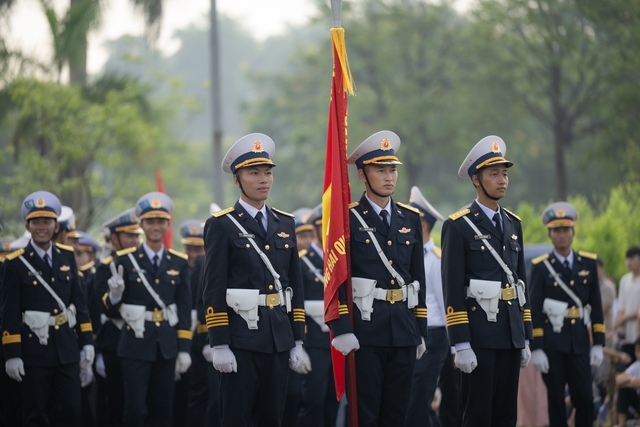 Những khoảnh khắc đẹp nhất trong buổi hợp luyện diễu binh sáng 9/7: Một cô gái được các chiến sĩ mừng sinh nhật theo cách đặc biệt!- Ảnh 4.