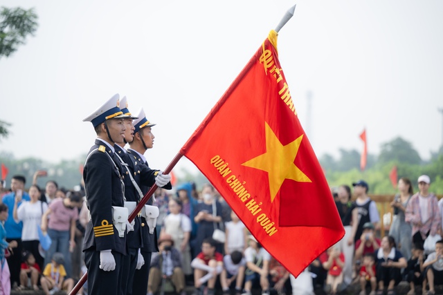 Những khoảnh khắc đẹp nhất trong buổi hợp luyện diễu binh sáng 9/7: Một cô gái được các chiến sĩ mừng sinh nhật theo cách đặc biệt!- Ảnh 28.