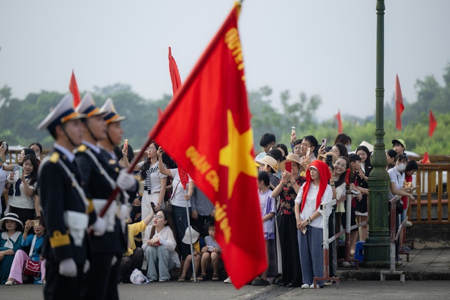 Những khoảnh khắc đẹp nhất trong buổi hợp luyện diễu binh sáng 9/7: Một cô gái được các chiến sĩ mừng sinh nhật theo cách đặc biệt!- Ảnh 2.