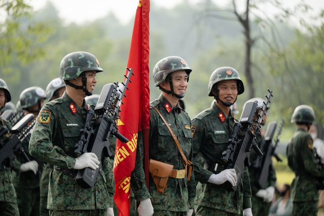 Những khoảnh khắc đẹp nhất trong buổi hợp luyện diễu binh sáng 9/7: Một cô gái được các chiến sĩ mừng sinh nhật theo cách đặc biệt!- Ảnh 18.