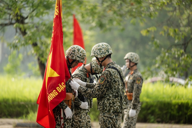 Những khoảnh khắc đẹp nhất trong buổi hợp luyện diễu binh sáng 9/7: Một cô gái được các chiến sĩ mừng sinh nhật theo cách đặc biệt!- Ảnh 3.