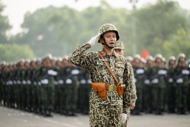 Những khoảnh khắc đẹp nhất trong buổi hợp luyện diễu binh sáng 9/7: Một cô gái được các chiến sĩ mừng sinh nhật theo cách đặc biệt!- Ảnh 9.