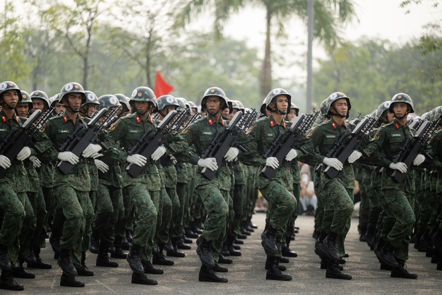 Những khoảnh khắc đẹp nhất trong buổi hợp luyện diễu binh sáng 9/7: Một cô gái được các chiến sĩ mừng sinh nhật theo cách đặc biệt!- Ảnh 19.