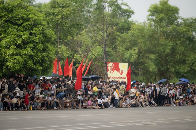 Những khoảnh khắc đẹp nhất trong buổi hợp luyện diễu binh sáng 9/7: Một cô gái được các chiến sĩ mừng sinh nhật theo cách đặc biệt!- Ảnh 1.
