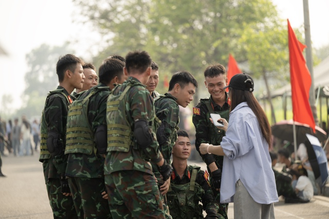 Những khoảnh khắc đẹp nhất trong buổi hợp luyện diễu binh sáng 9/7: Một cô gái được các chiến sĩ mừng sinh nhật theo cách đặc biệt!- Ảnh 35.